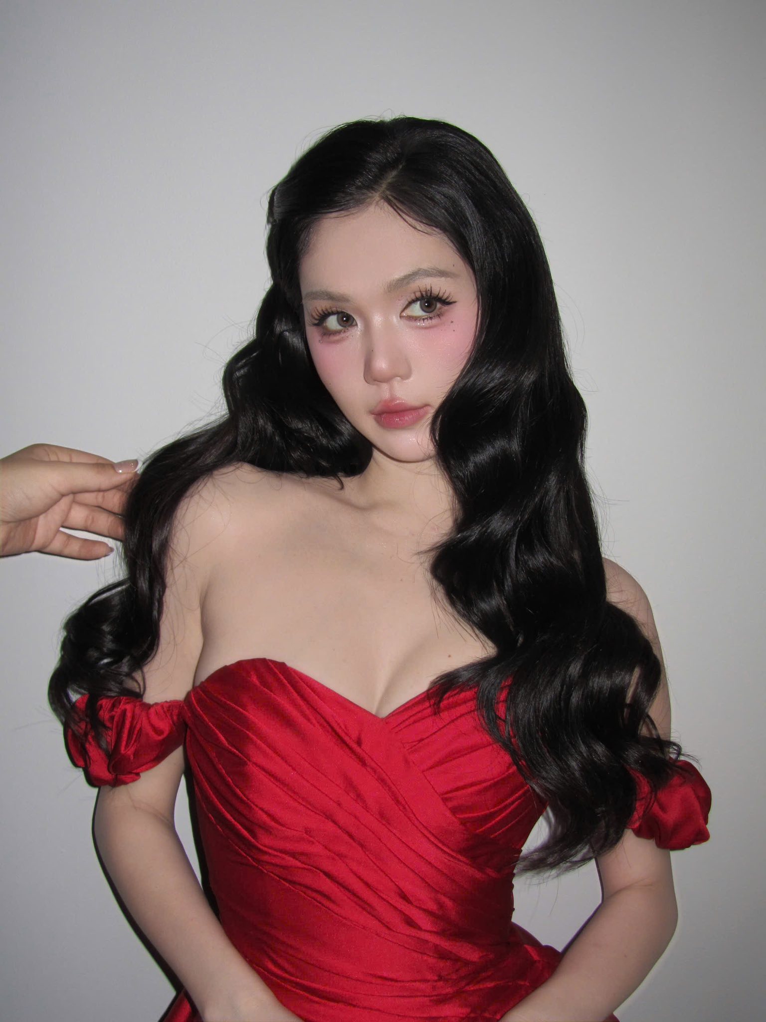 Ngọc Trinh bikini màu đỏ rực rỡ trên bãi biển vắng