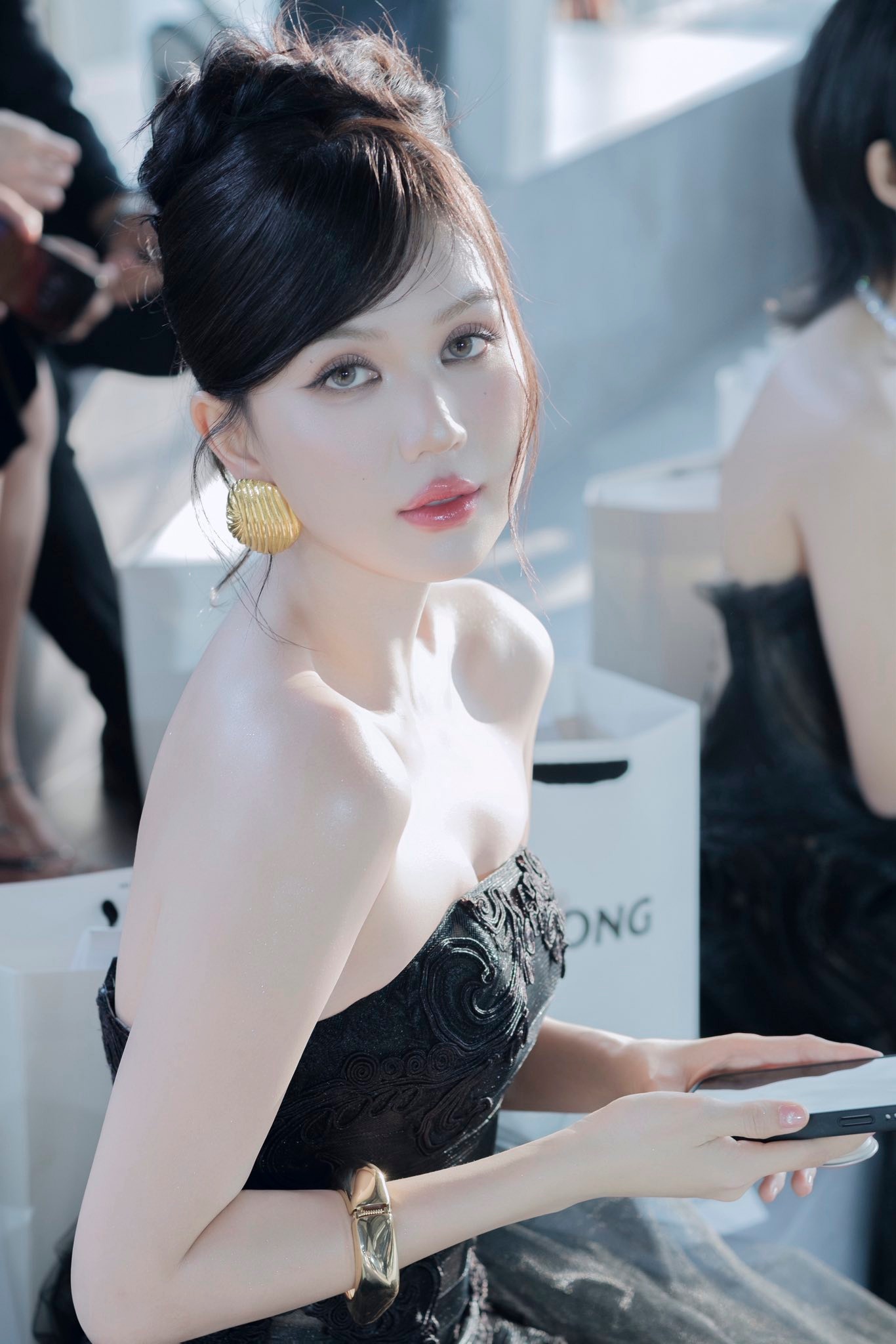Người mẫu Ngọc Trinh phong cách quý cô sành điệu sexy
