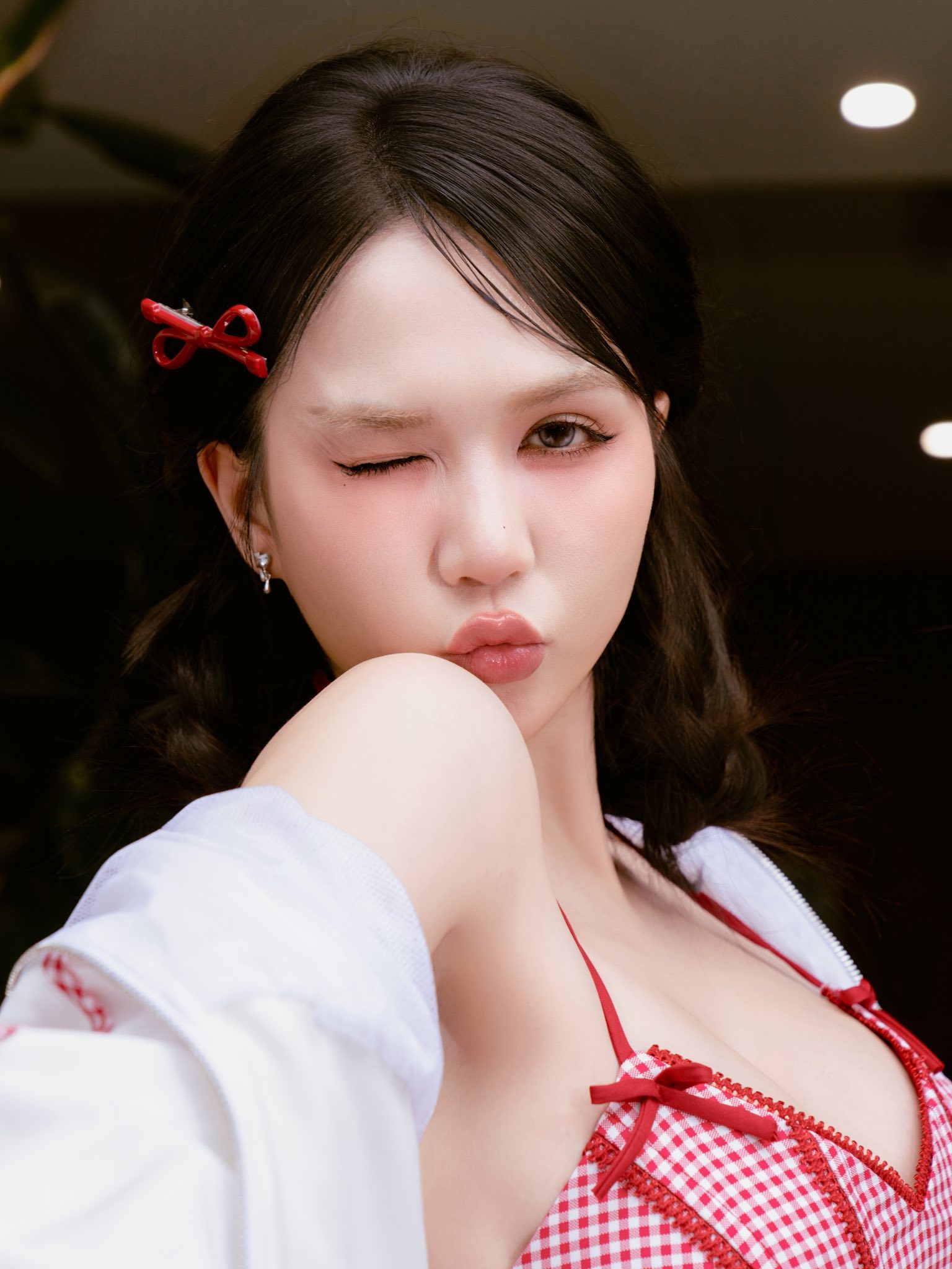Ngọc Trinh sexy hững hờ dưới ánh nắng ban mai rực rỡ