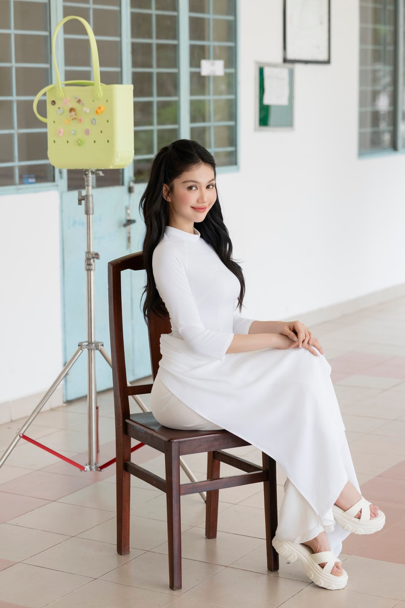 Người mẫu Ngọc Trinh diện trang phục cắt xẻ táo bạo cực cháy