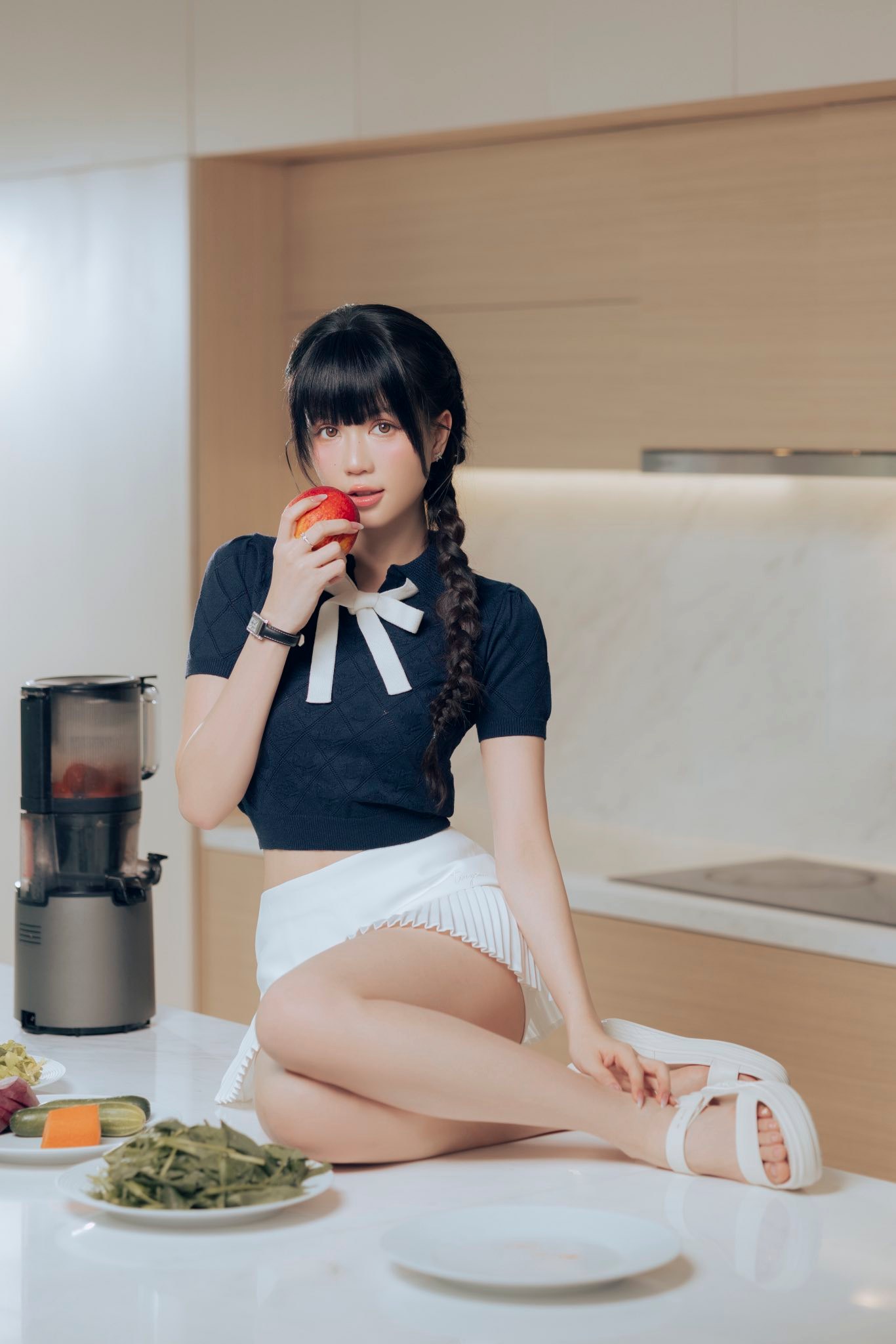 Ngọc Trinh sexy với nụ cười tỏa nắng thu hút mọi ánh nhìn
