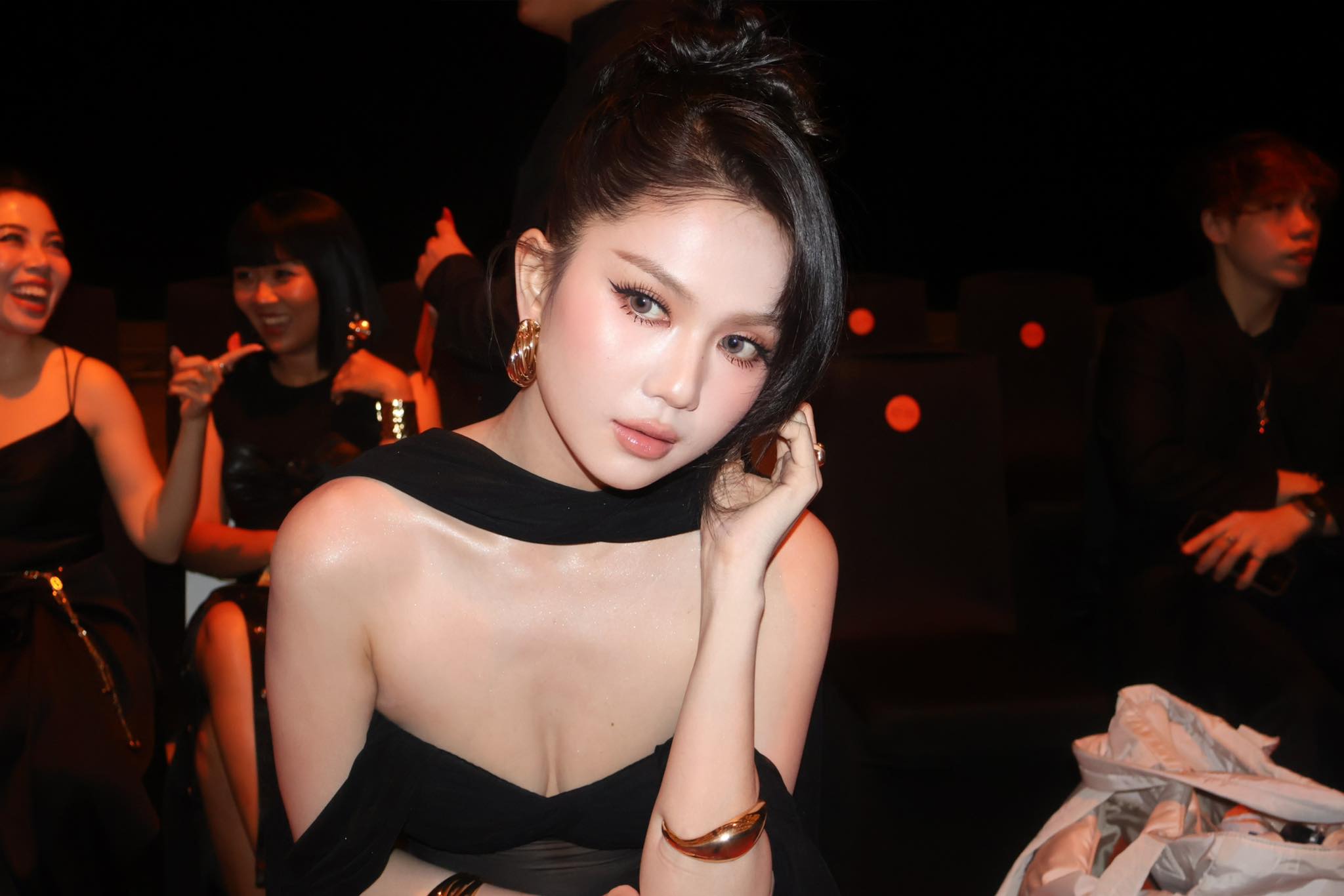 Ngọc Trinh bikini khoe đôi chân dài miên man bên hồ bơi