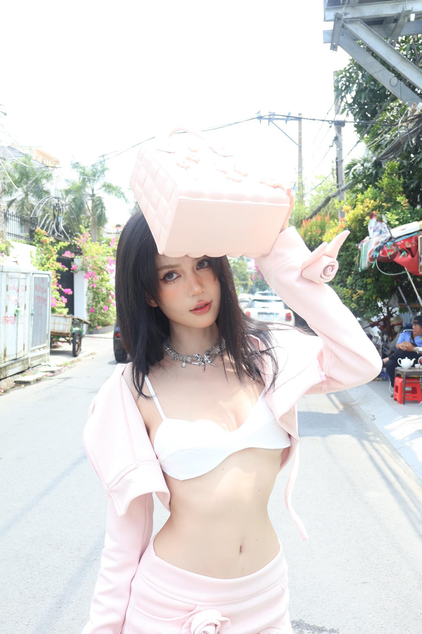 Người mẫu Ngọc Trinh tạo dáng ngồi đầy quyền lực và sexy