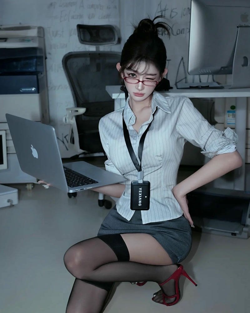 Gái xinh công sở khoe vẻ đẹp gợi cảm và làn da trắng ngần