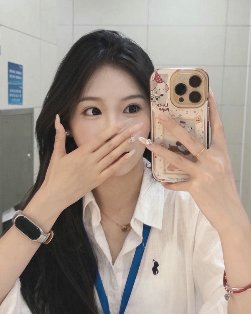 Hot girl công sở xinh đẹp lôi cuốn với thần thái đỉnh cao