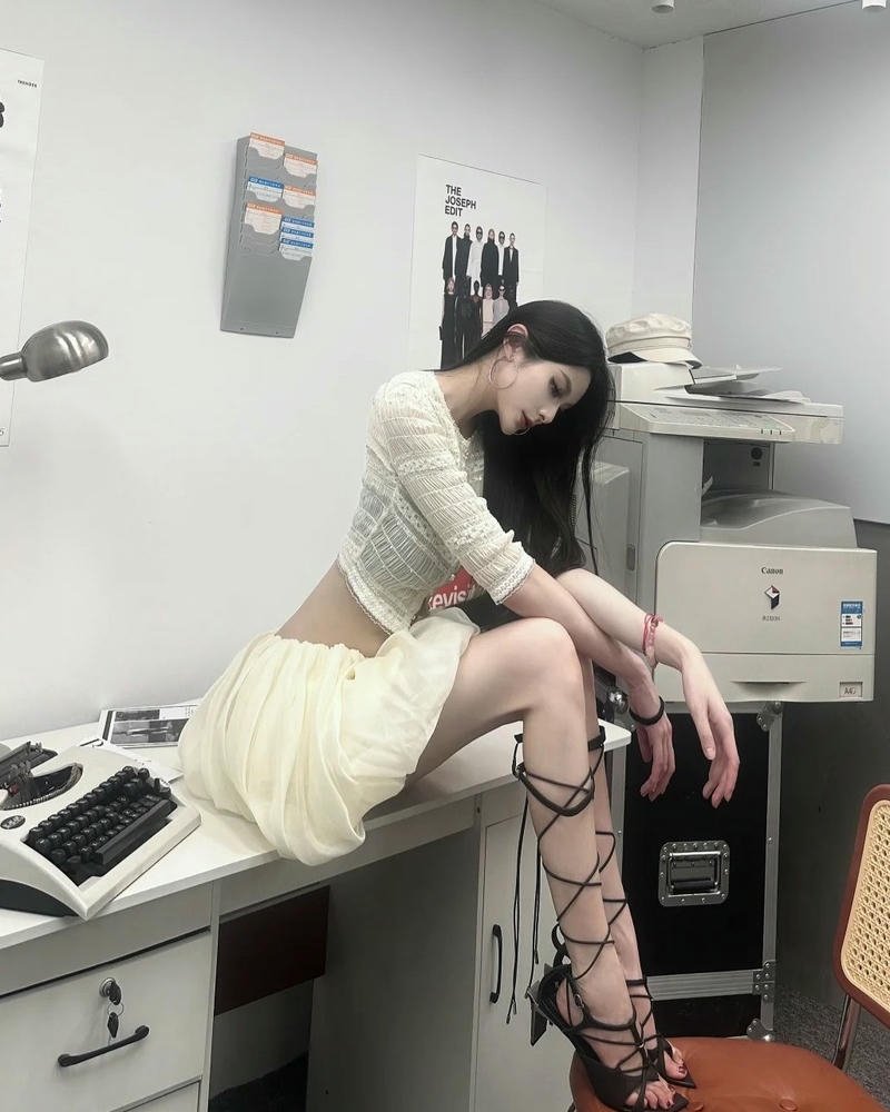 Gái xinh công sở thu hút ánh nhìn bởi đường cong nảy nở sexy
