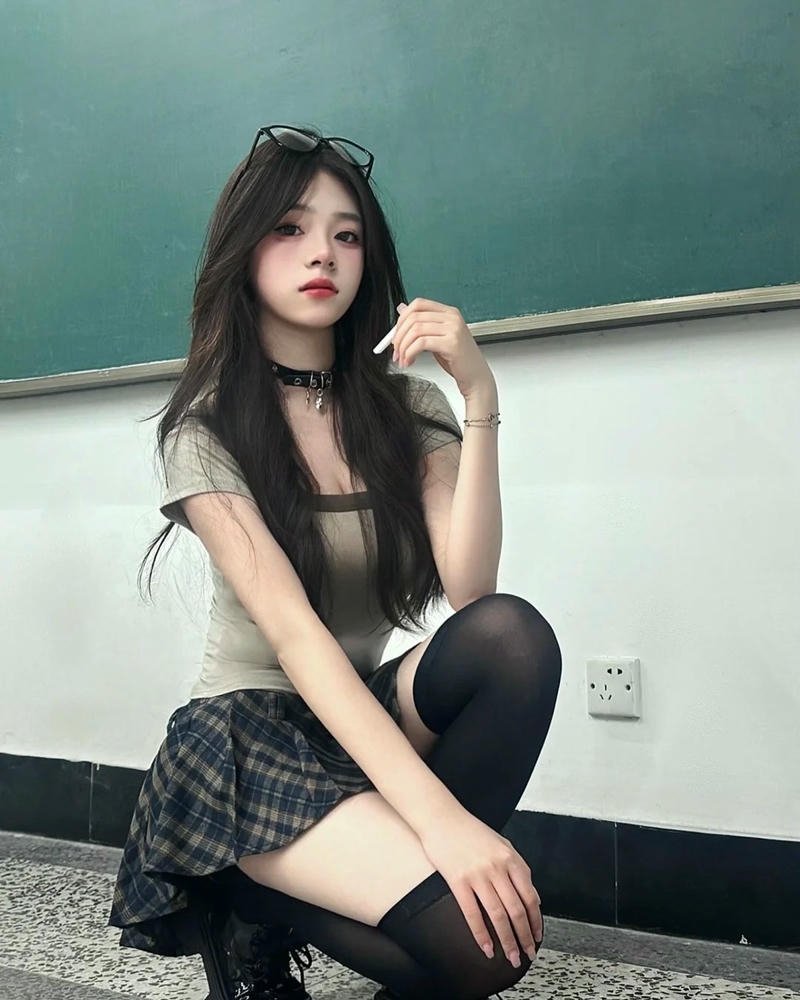 Gái xinh văn phòng quyến rũ hơn bao giờ hết với vóc dáng múp rụp