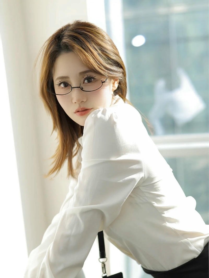 Gái xinh công sở đầy lôi cuốn với vóc dáng săn chắc và sexy