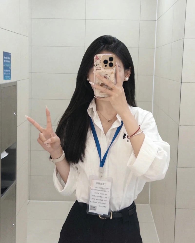 Gái xinh văn phòng khoe nhan sắc rạng rỡ và vóc dáng cực cháy