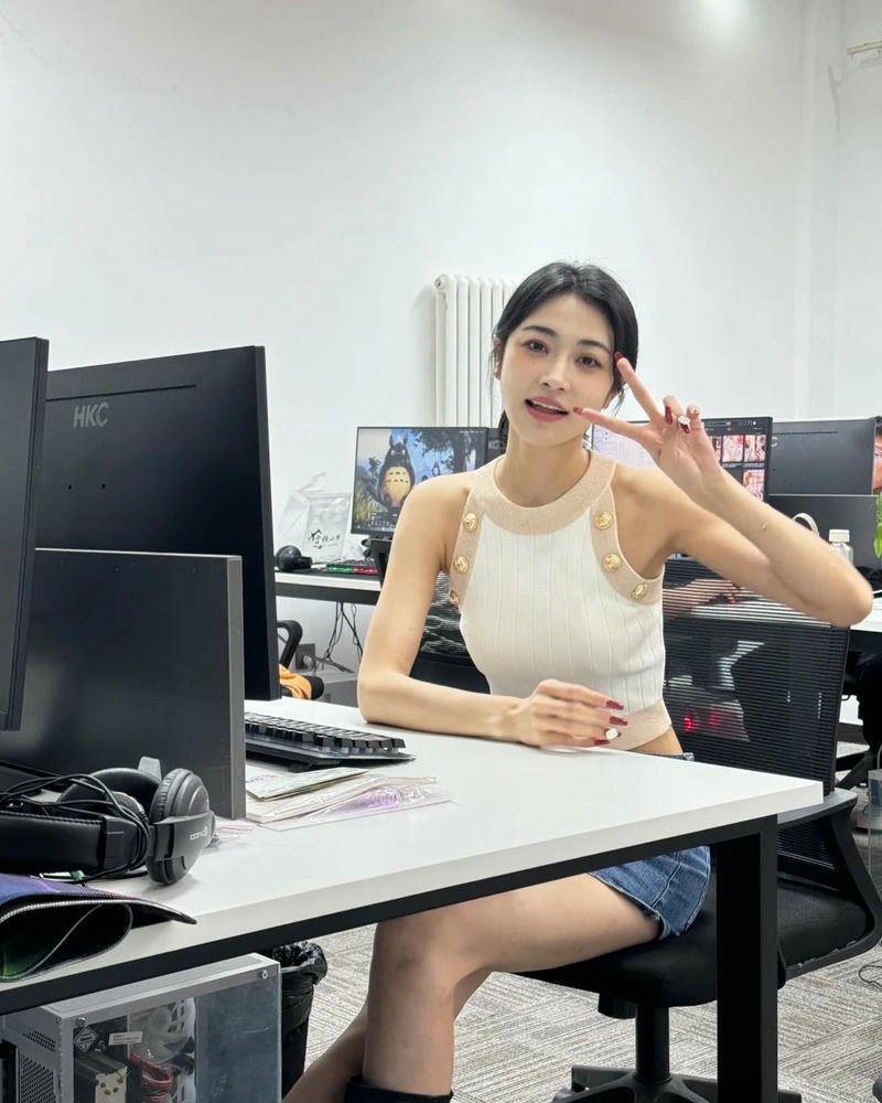 Gái xinh công sở xinh đẹp lôi cuốn trong từng khoảnh khắc làm việc
