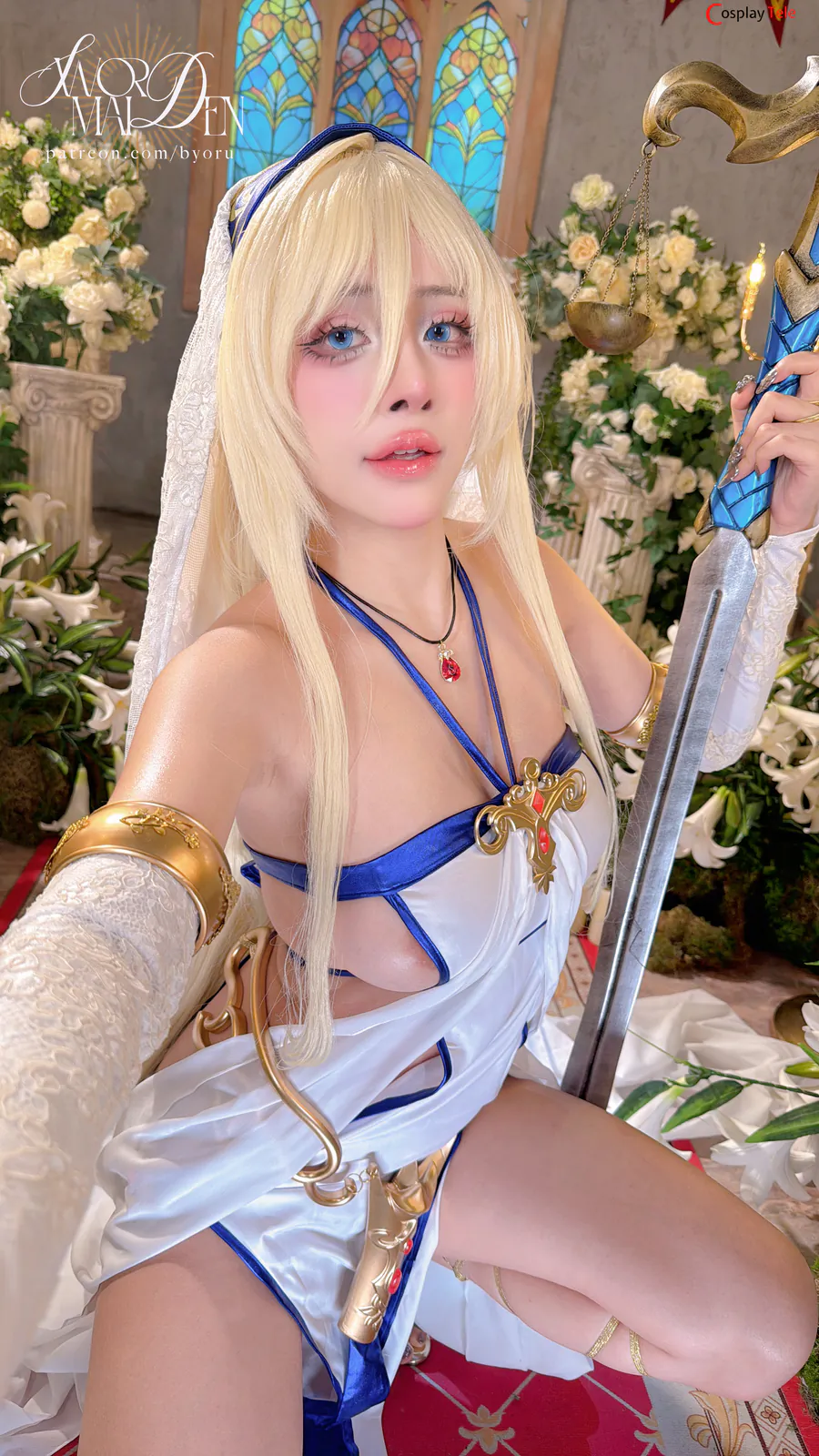 Vẻ đẹp năng động và vóc dáng nóng bỏng của cosplay Sword Maiden