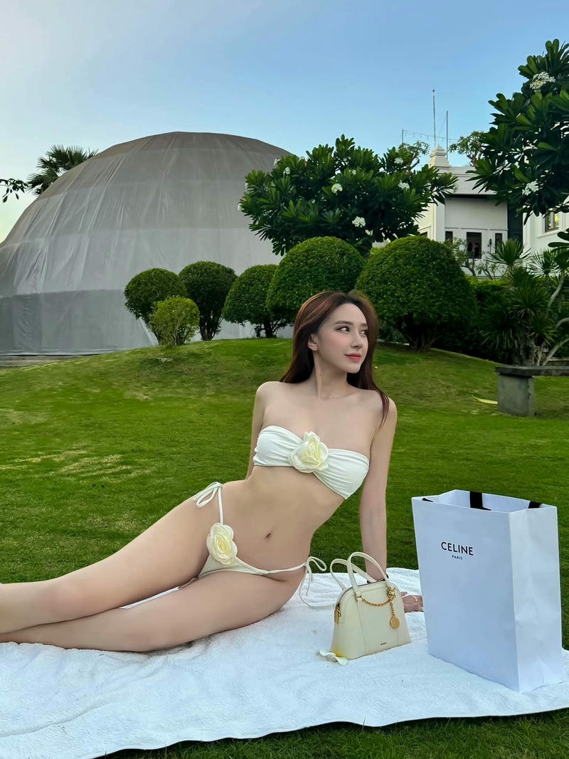 ảnh gái mặc bikini trong suốt 17