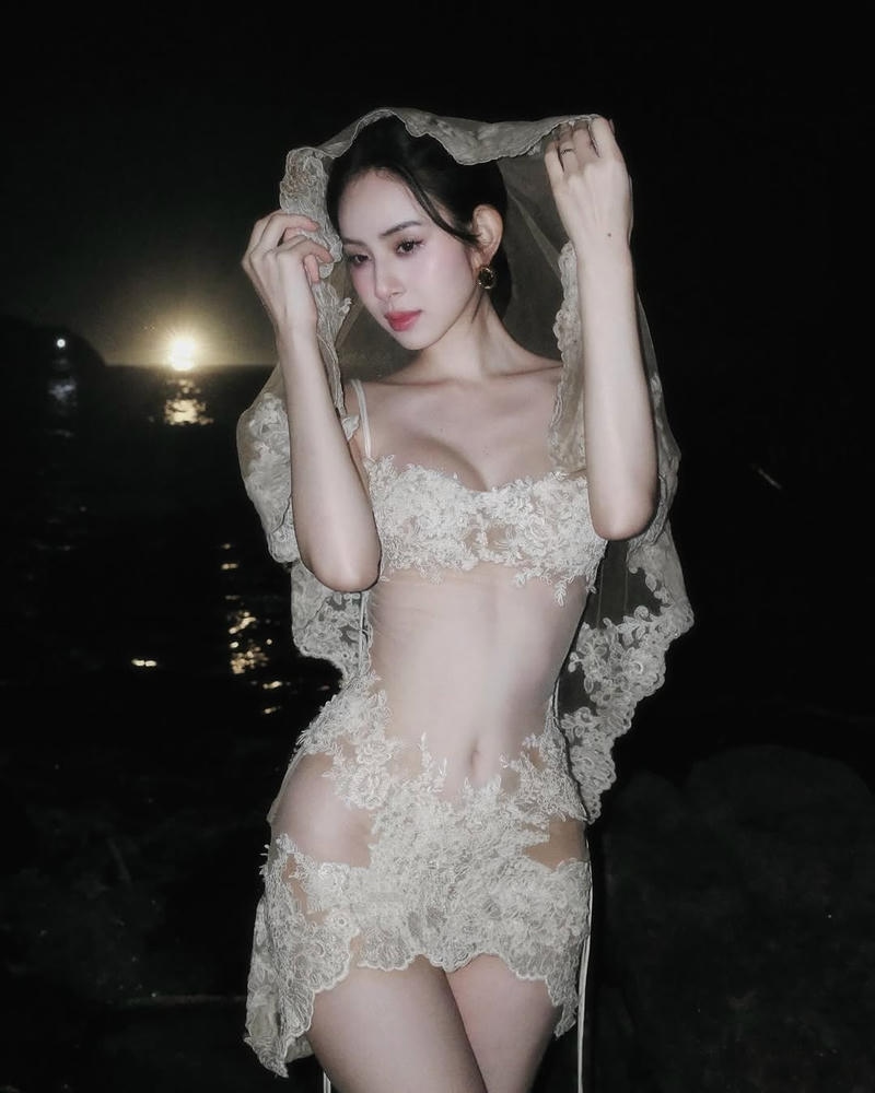 ảnh gái mặc đồ bó sát 32
