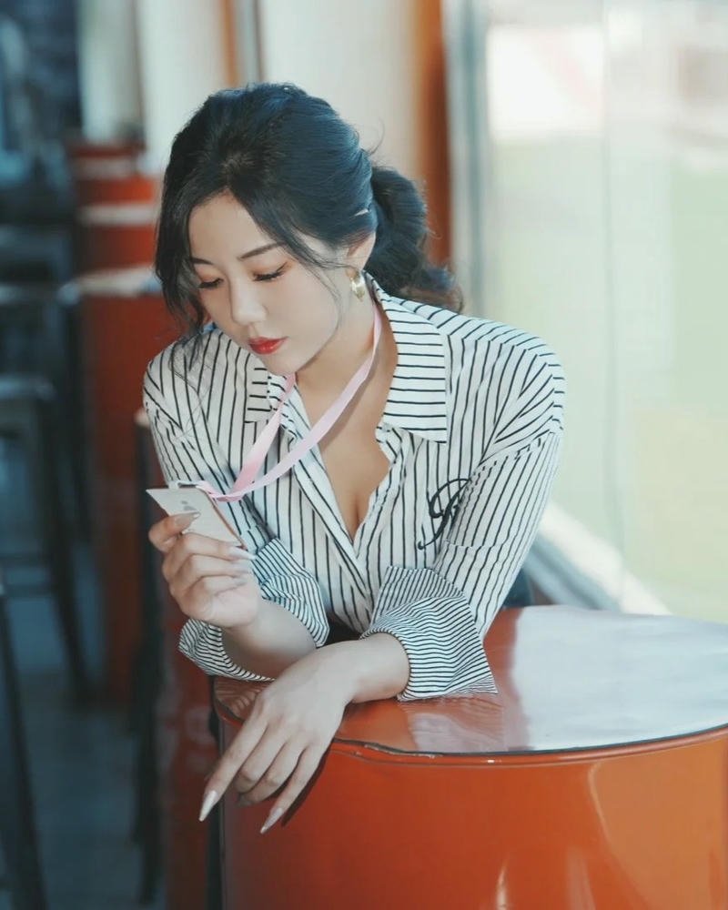 Gái xinh công sở khoe vóc dáng sexy và thần thái tự tin 2026
