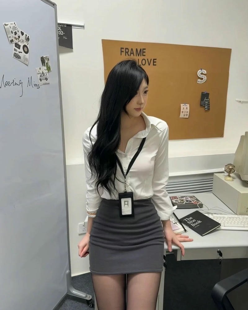 Vẻ đẹp gợi cảm và tràn đầy năng lượng của gái xinh công sở