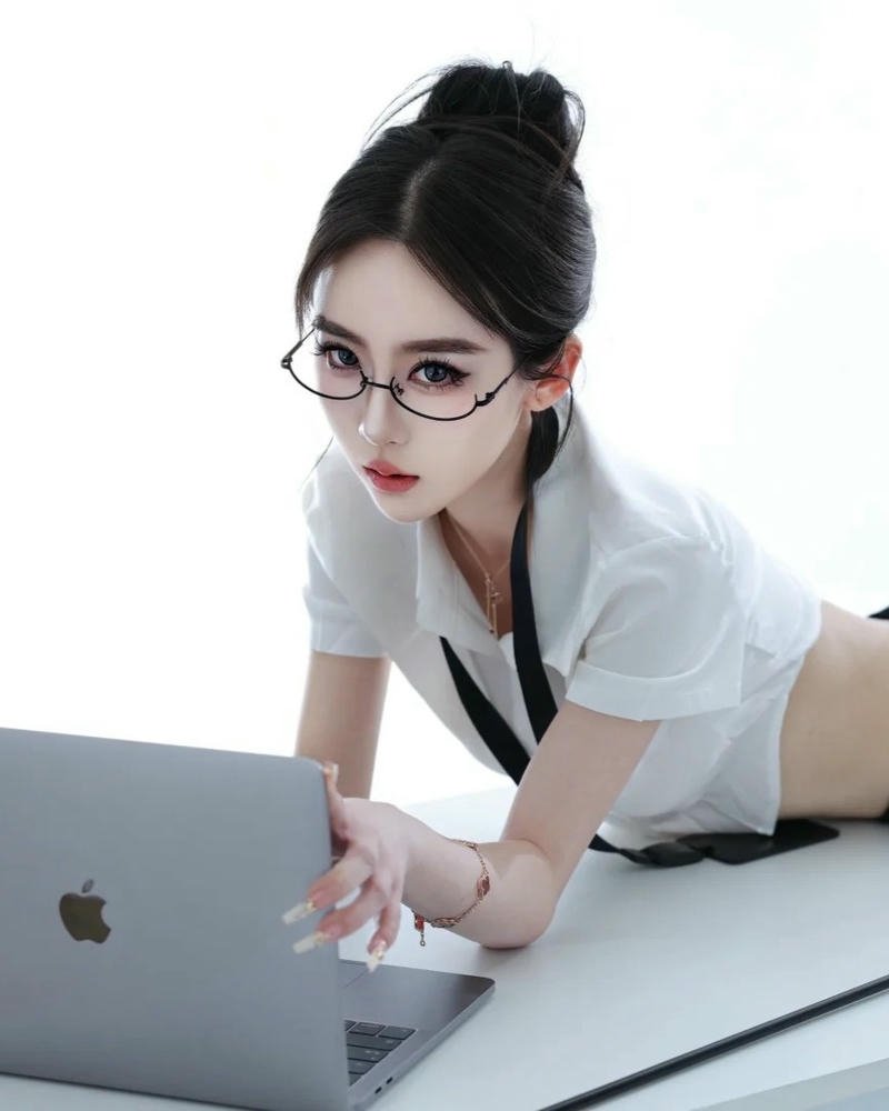 Gái xinh văn phòng khoe vẻ đẹp khỏe khoắn và vóc dáng múp rụp