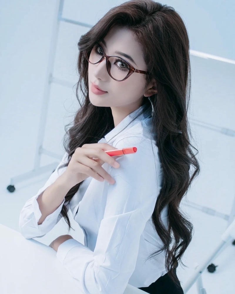Gái xinh công sở thu hút ánh nhìn bởi vóc dáng quyến rũ