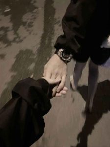 199+ Ảnh Nắm Tay Người Yêu Thật Khiến Trái Tim Tan Chảy