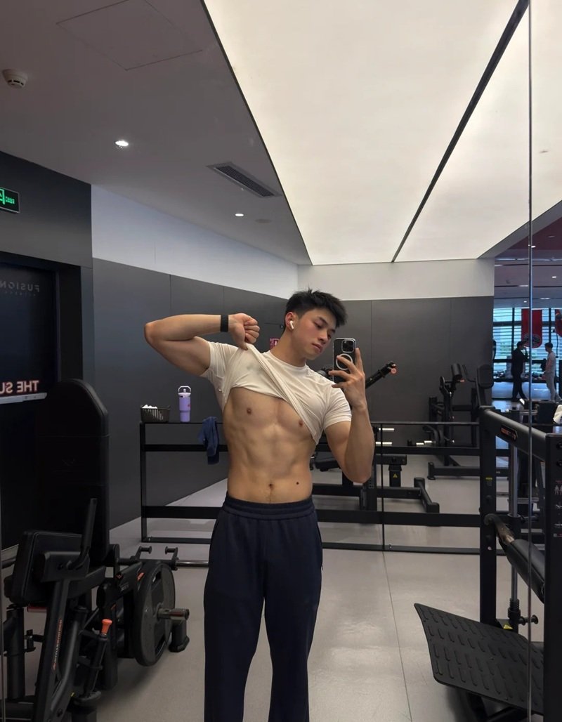 Ảnh trai 6 múi khoe body 3