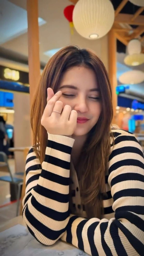 Stylish Girl DP 32
