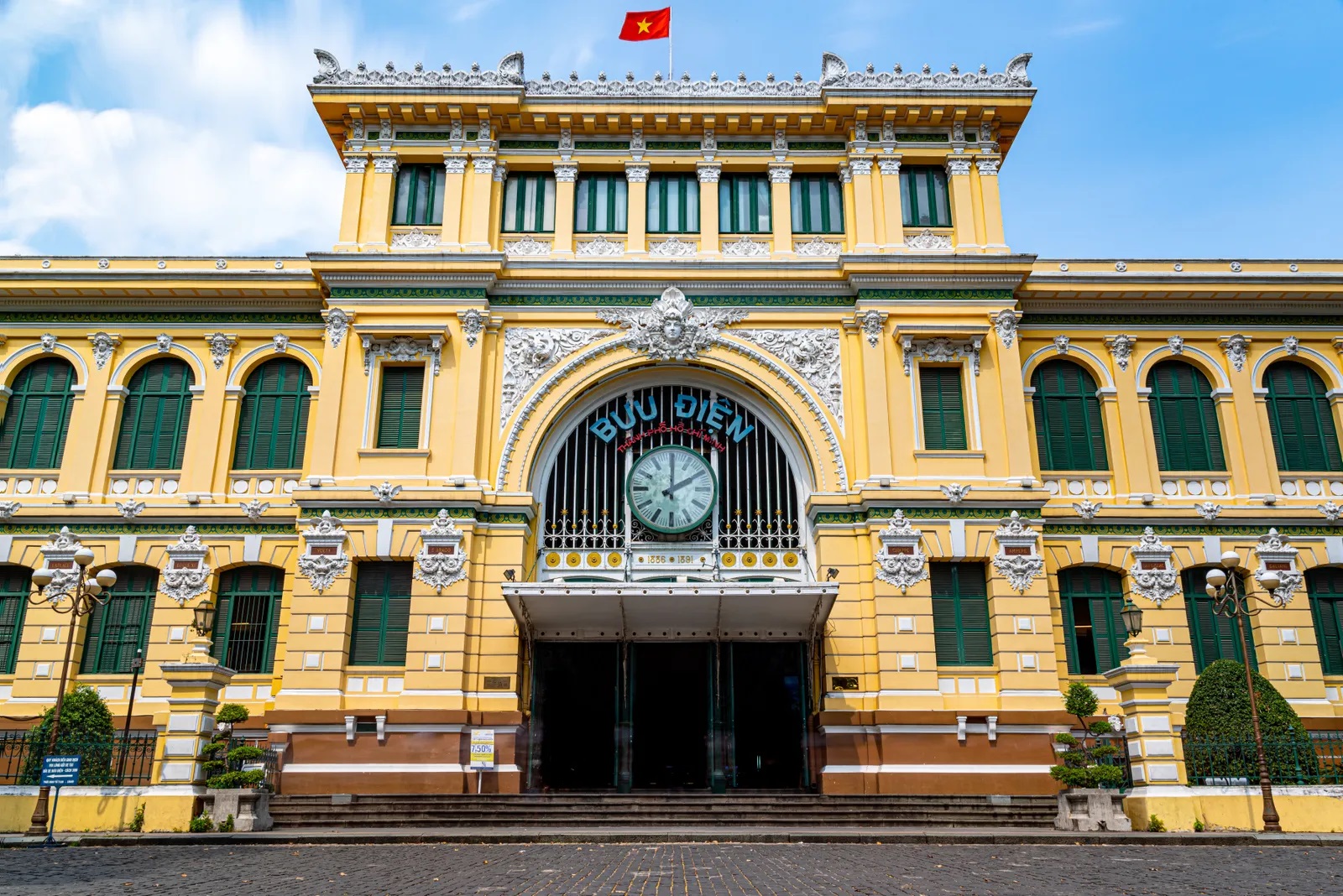 Bưu điện thành phố tọa lạc ngay khu vực trung tâm sầm uất