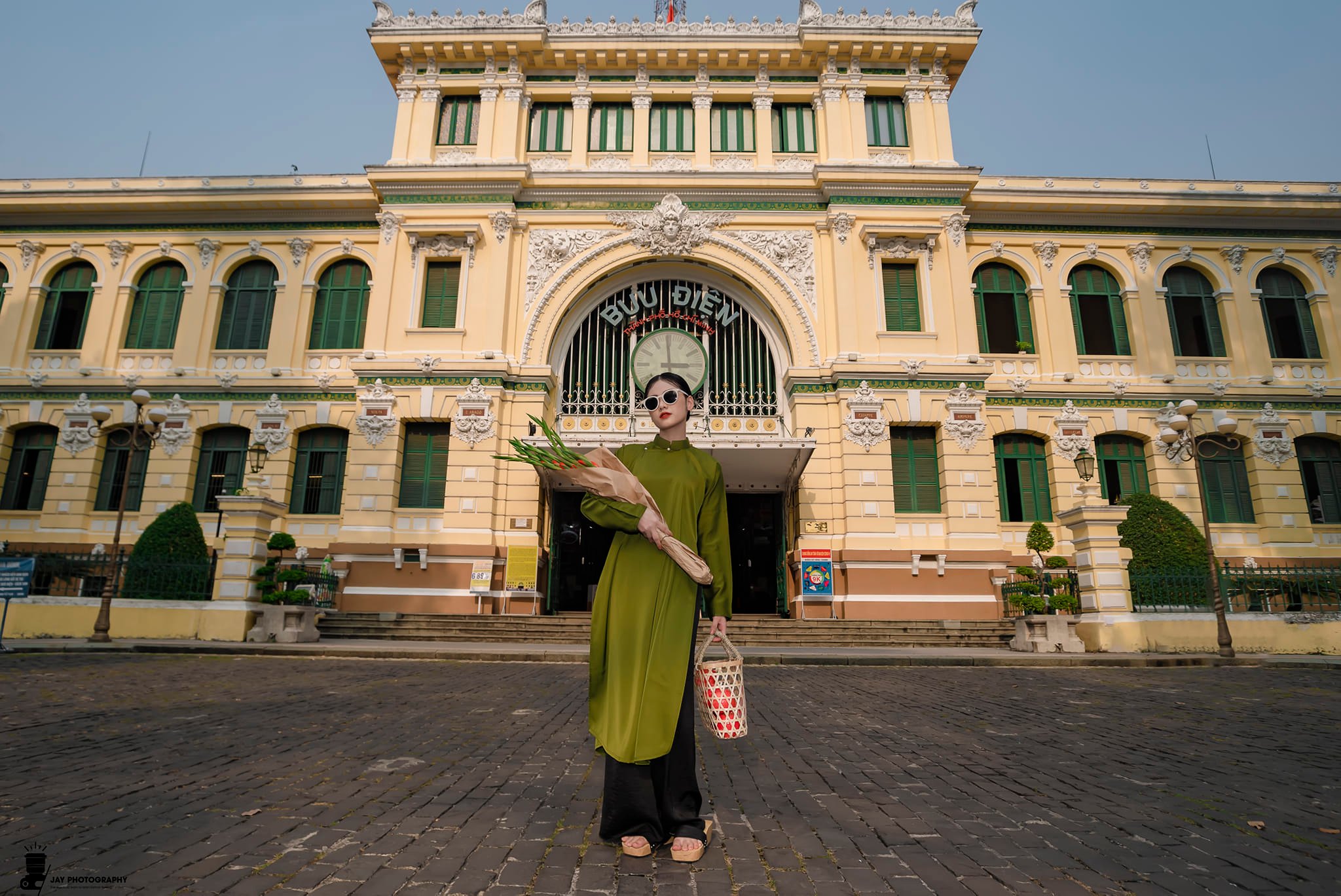 Du khách thỏa sức check-in tại mặt tiền Bưu điện trung tâm