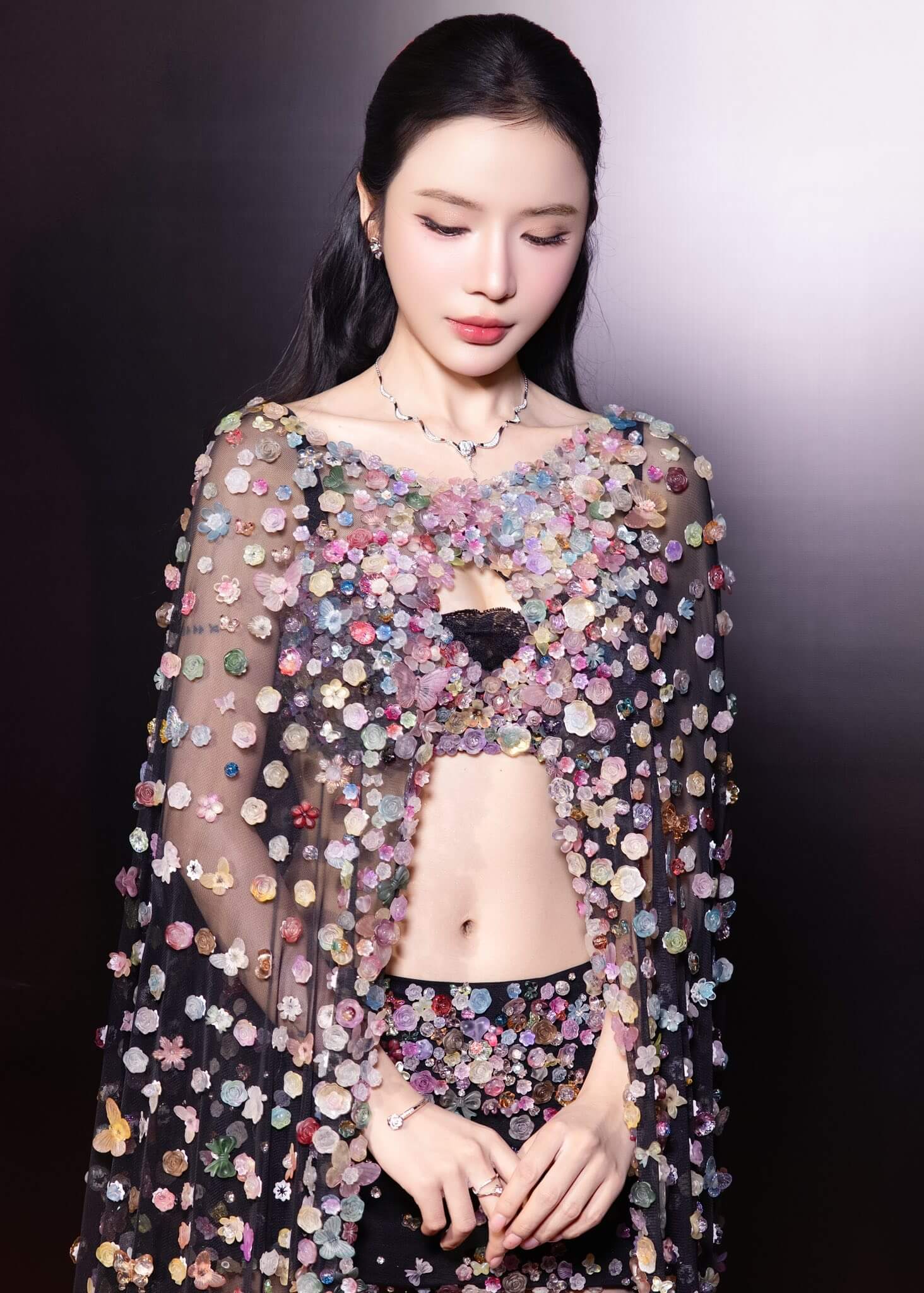 Tạo hình sang trọng và bốc lửa của Lyly