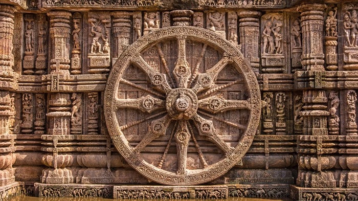 Bánh xe trong cỗ xe của thần mặt trời Surya - Đền mặt trời Konark Ấn Độ
