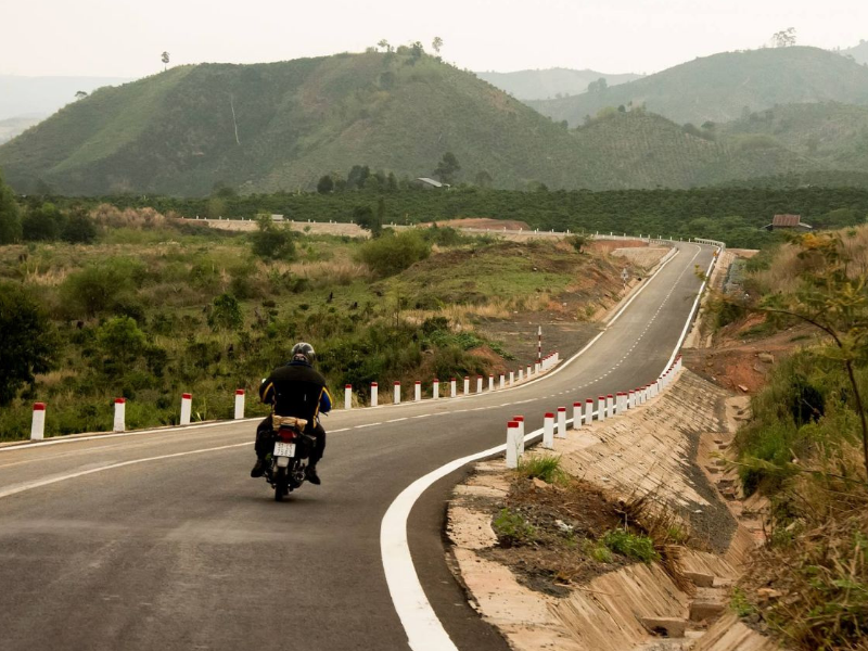 Bạn có thể di chuyển tới đường hầm Hoả Xa bằng xe máy