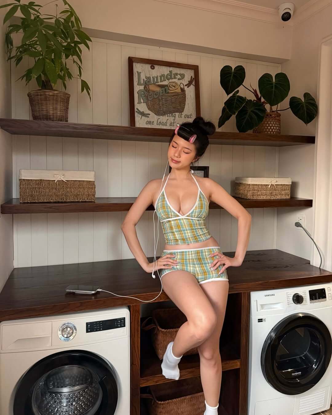 Nhan sắc rực rỡ của hot girl khiến cộng đồng mạng chao đảo vì bộ đồ hè xinh