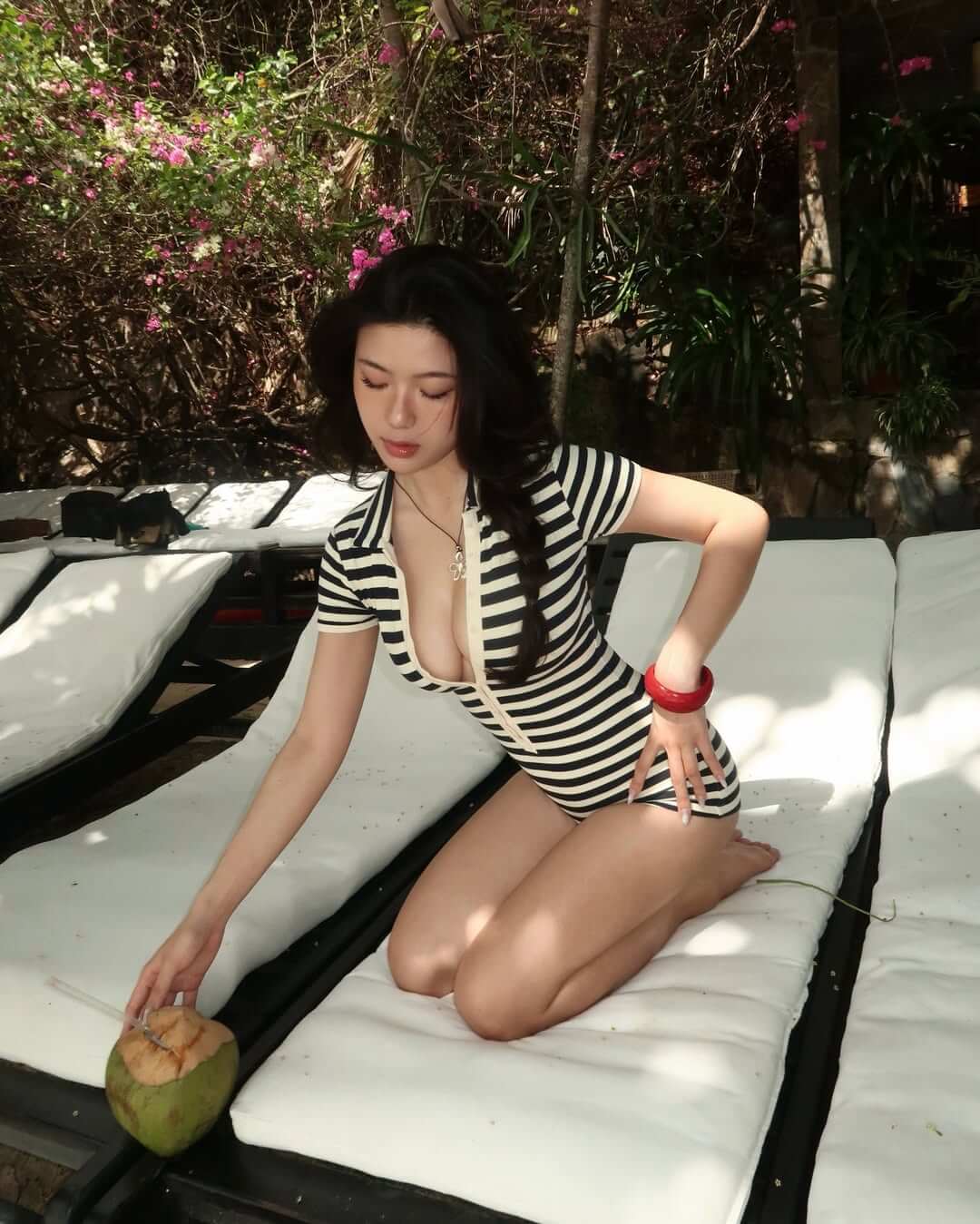 Bí kíp tạo dáng với outfit hè giúp đôi chân thêm dài miên man lôi cuốn