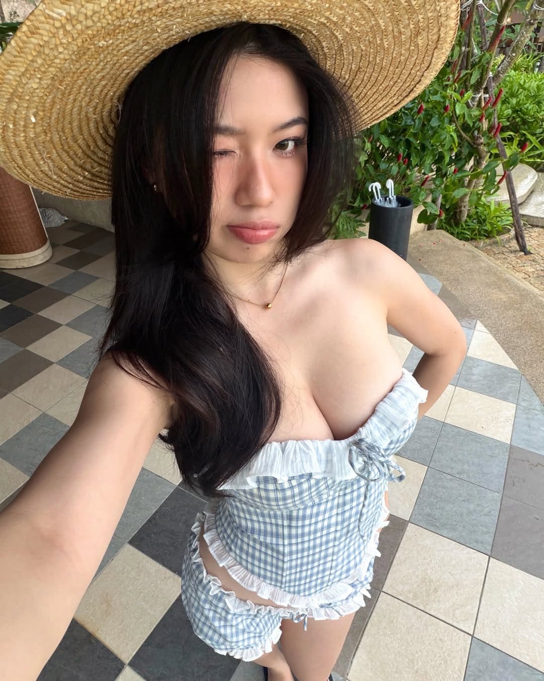 Cách đặt tay lên hông giúp outfit hè tôn vinh vòng eo con kiến cực cháy