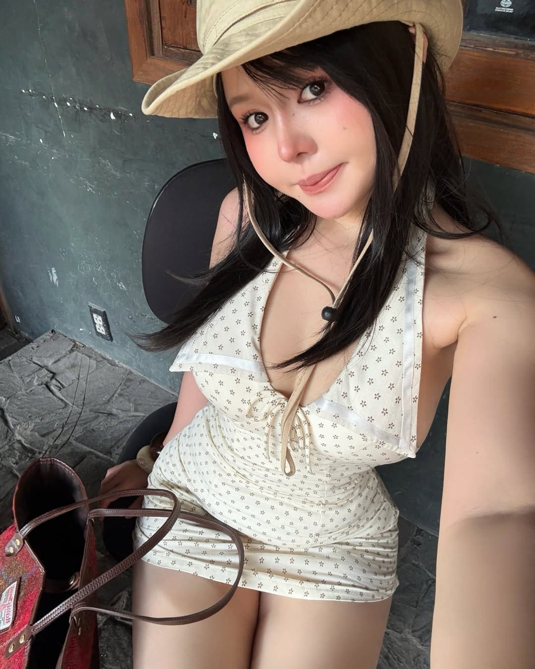 Thần thái nữ vương của mỹ nhân khi tạo dáng tựa lan can đầy lôi cuốn