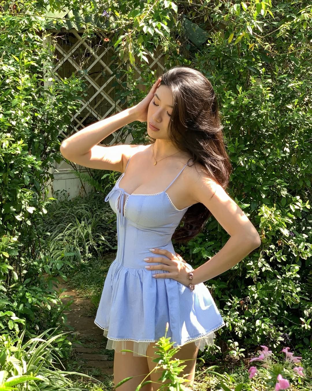 Gái xinh mùa hè bốc lửa với bộ đồ bơi bodysuit ôm sát đường cong chữ S