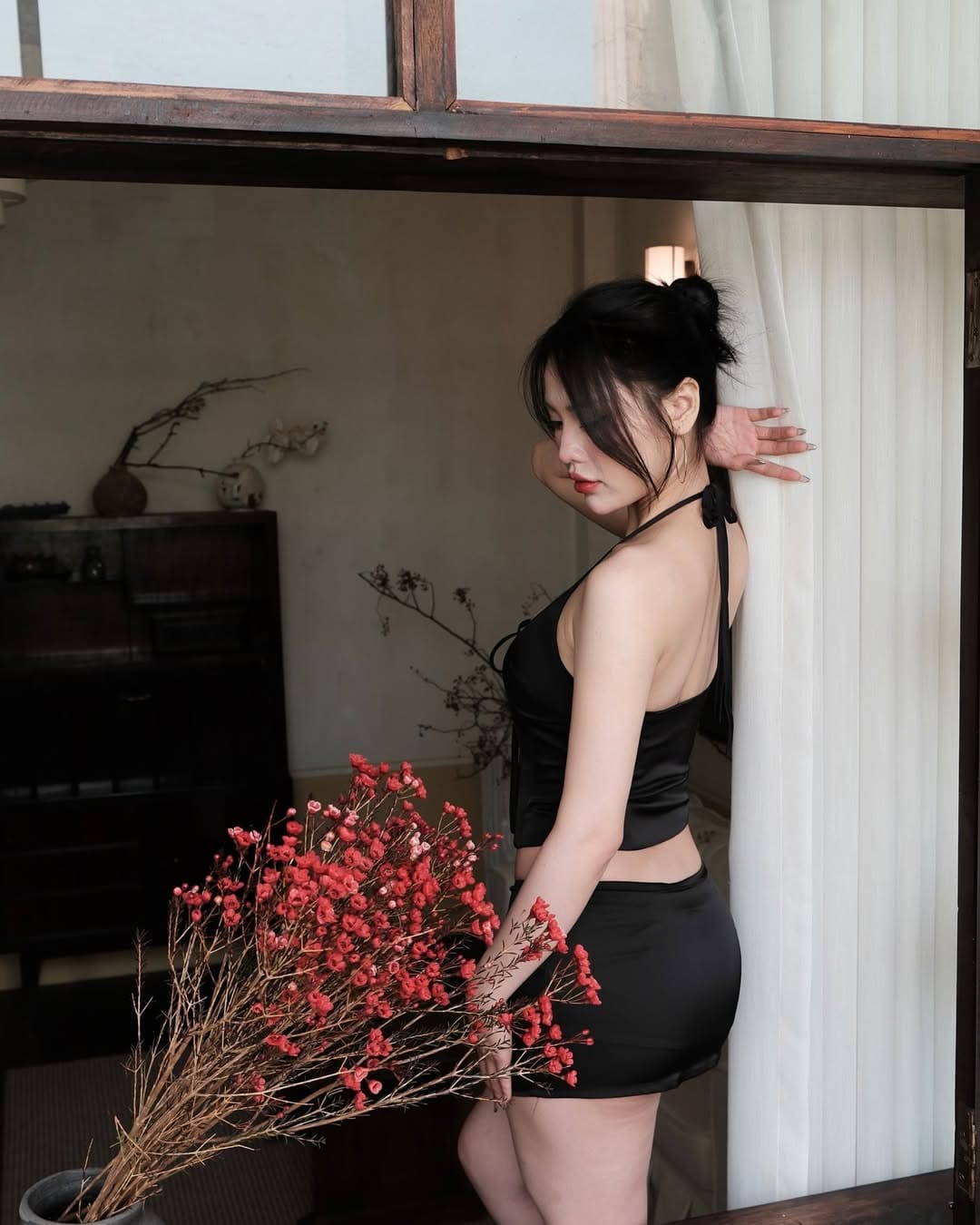 Hình ảnh hè xinh bắt trọn nhan sắc rạng rỡ của nàng thơ trong váy lanh mát mẻ