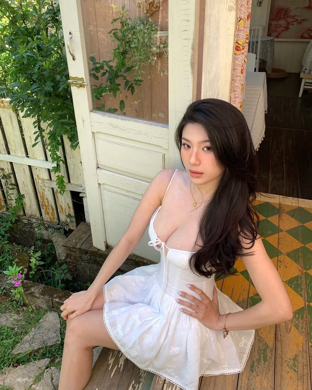Hot girl bốc lửa diện bộ hè xinh màu cam san hô nổi bật dưới nắng