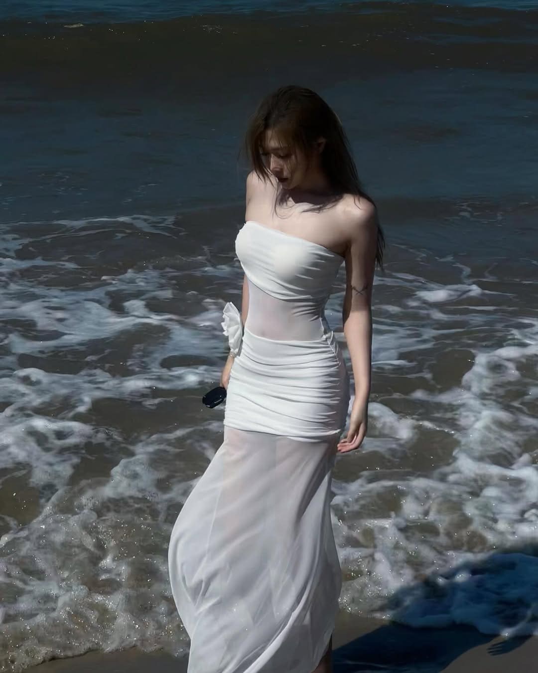 Bikini đi biển ánh kim rực rỡ giúp hot girl đi biển chiếm trọn spotlight