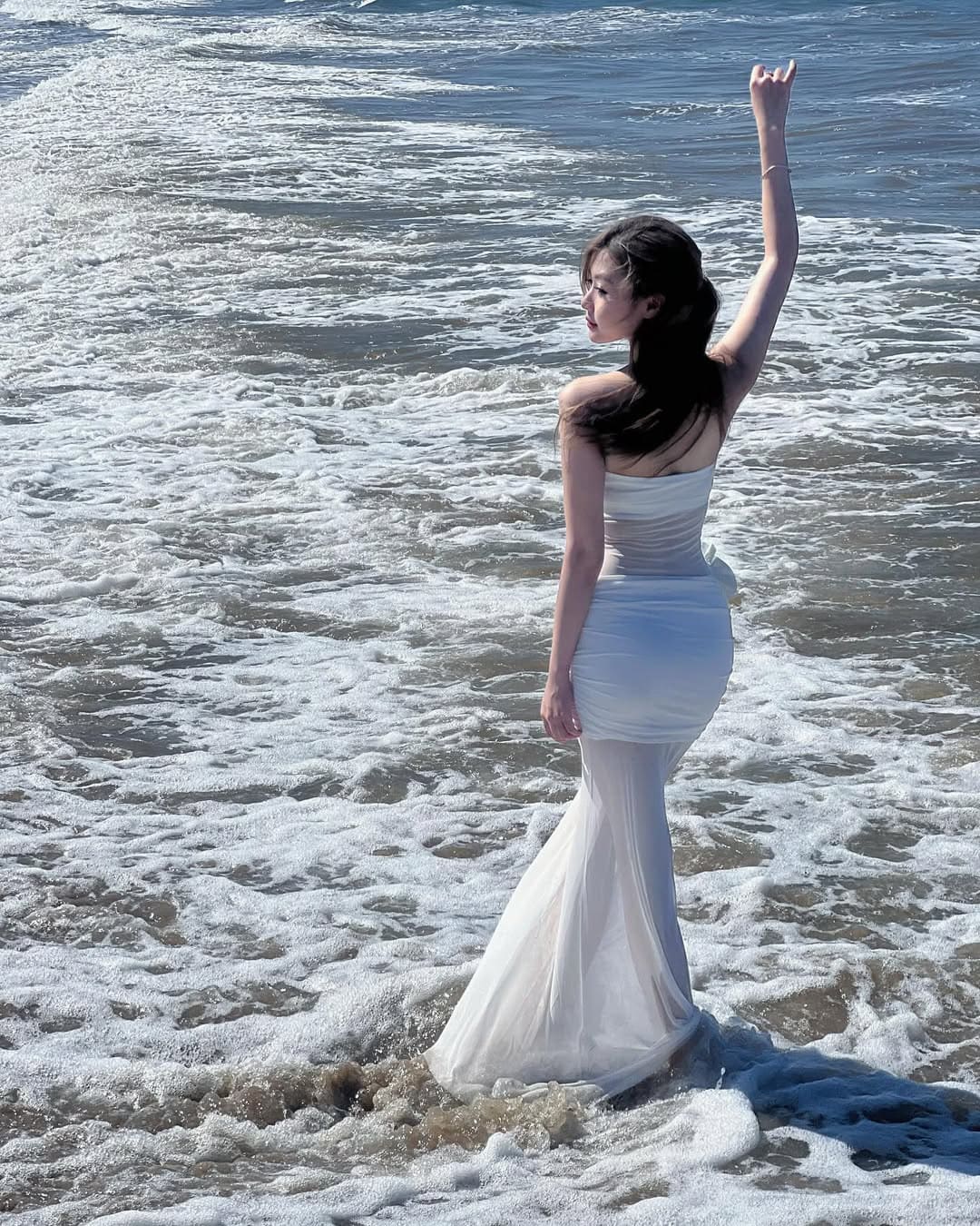 Girl tắm biển tự tin khoe làn da mật ngọt khỏe khoắn và gợi cảm