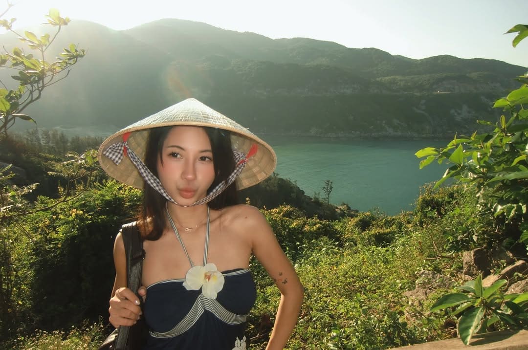 Hot girl đi biển rạng rỡ khoe nhan sắc cực phẩm bên hồ bơi vô cực