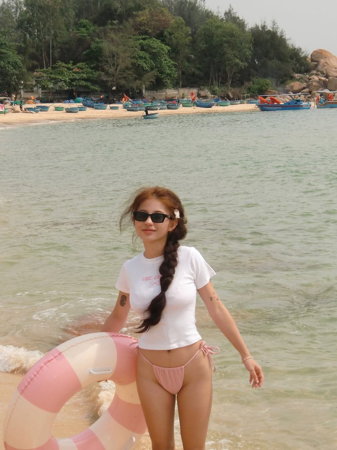 Bikini đi biển phối cùng áo choàng voan mỏng đầy quyến rũ và tinh tế