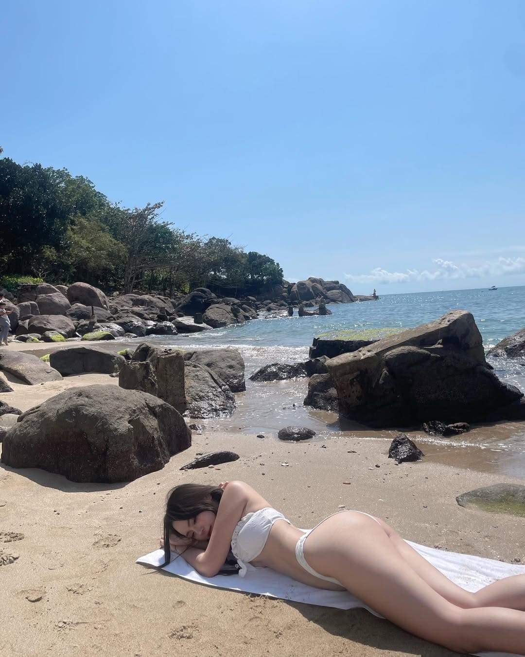Hot girl đi biển khoe đôi chân dài miên man trong bộ bikini xẻ cao sexy