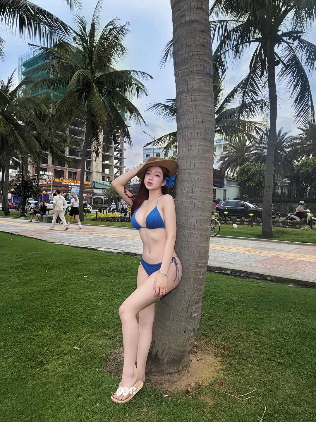 Bikini đi biển họa tiết nhiệt đới giúp mỹ nhân khoe trọn vóc dáng gợi cảm