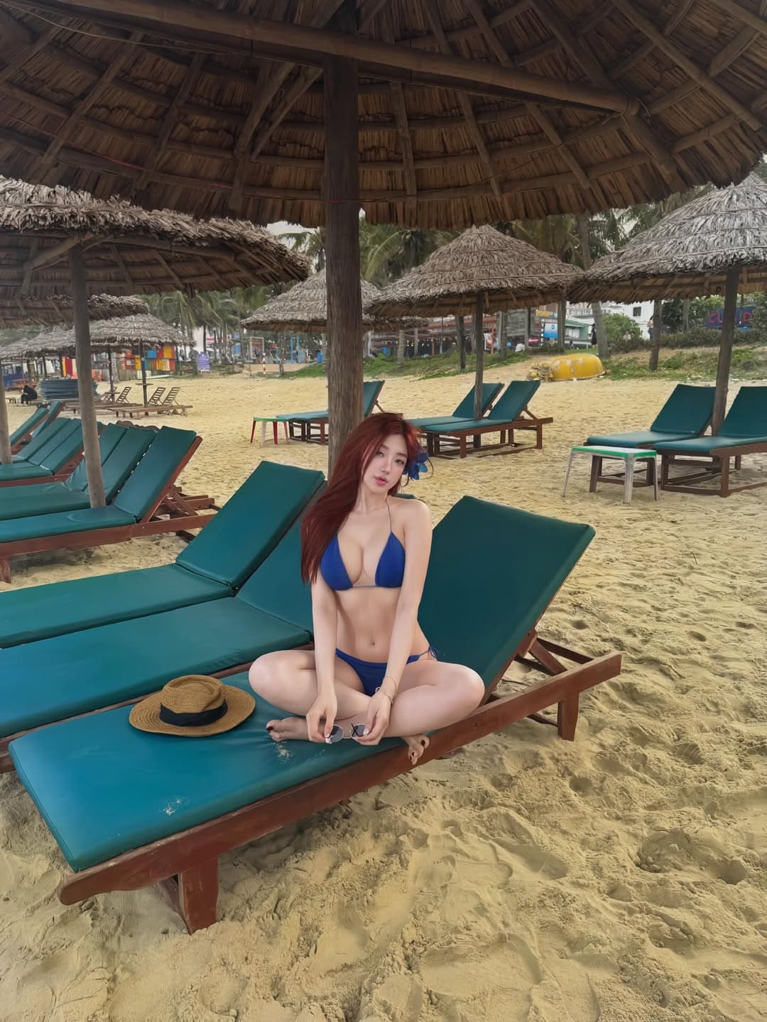 Girl tắm biển rạng rỡ với nụ cười tỏa nắng bên hàng dừa xanh ngát