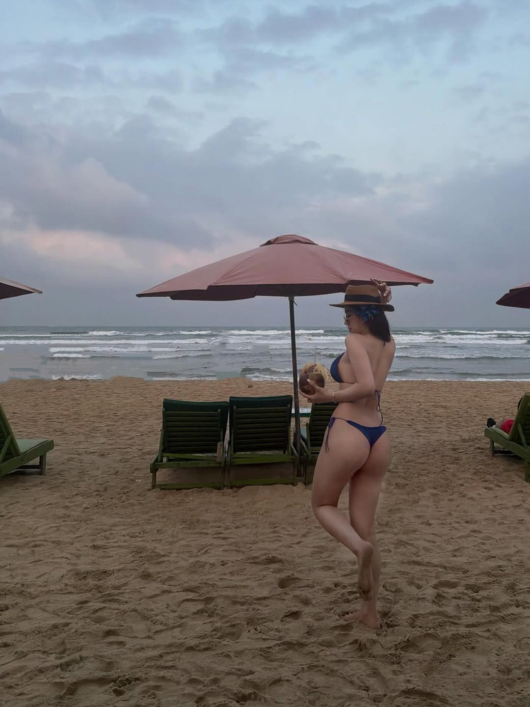 Bikini đi biển tông màu pastel tôn vinh làn da trắng mịn màng của nàng thơ