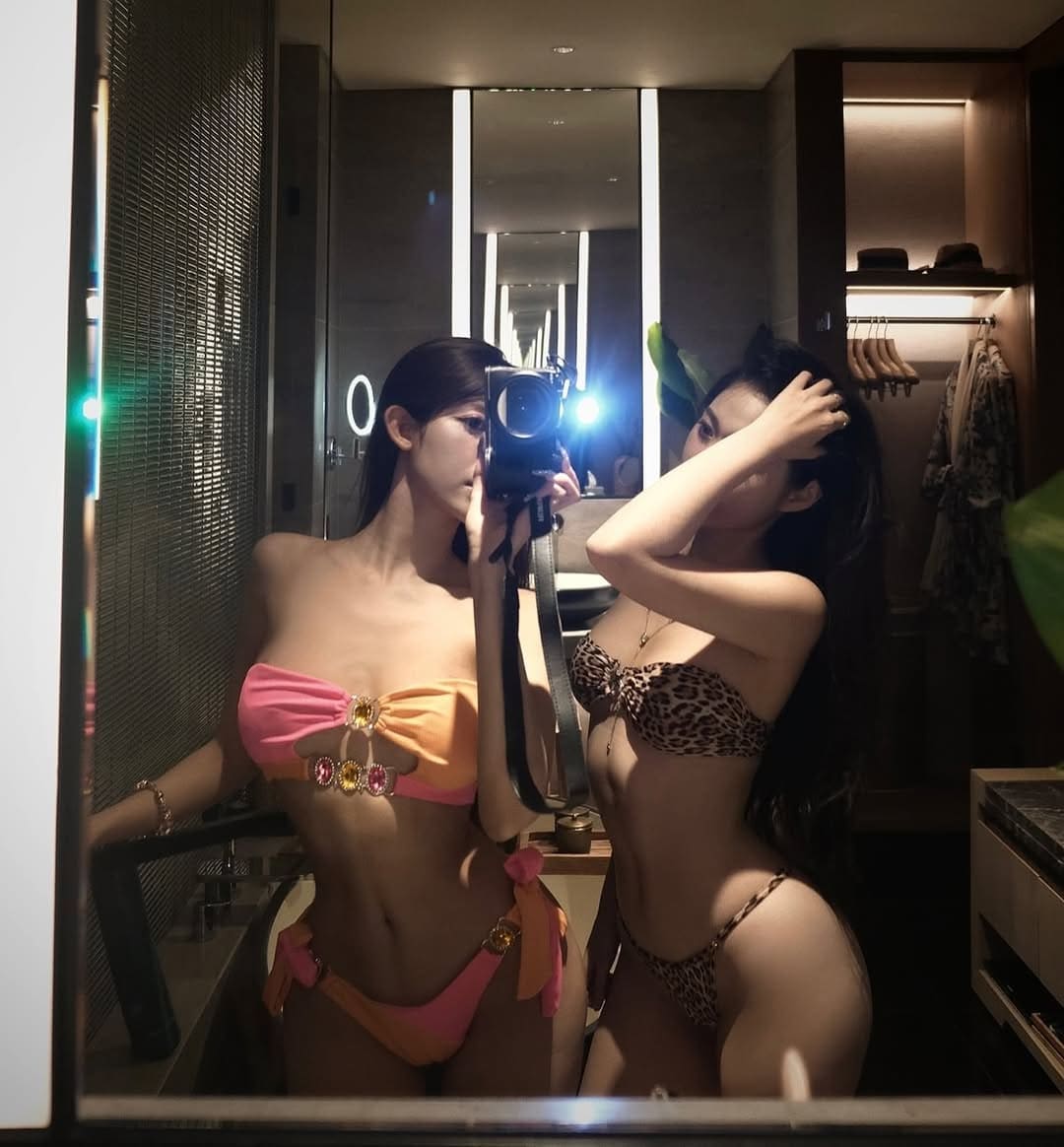 Gái xinh đi bơi khoe đôi chân dài miên man bên làn nước xanh trong