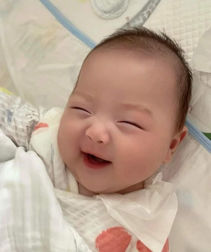 Hình Ảnh Em Bé Sơ Sinh Dễ Thương 5