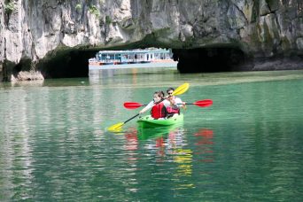 Khám Phá Hệ Thống Hang Động Kỳ Thú Ở Làng Chài Ba Hang