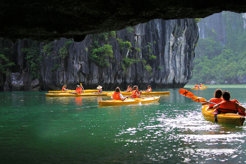 Trải Nghiệm hoạt động chèo thuyền kayak tại làng chài Ba Hang