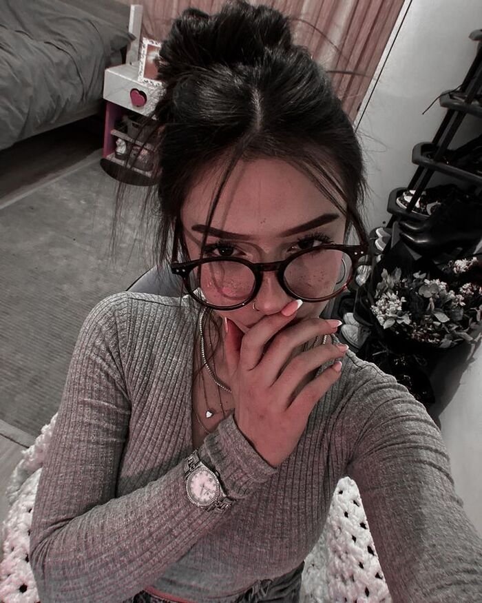 Stylish Girl DP 27