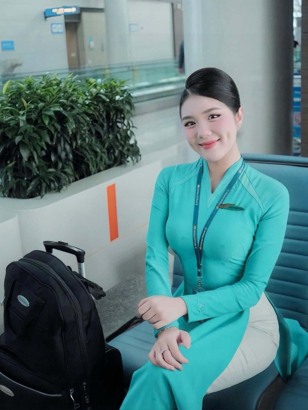 Vẻ đẹp gợi cảm nồng nàn từ thần thái của tiếp viên Vietnam Airline xinh đẹp